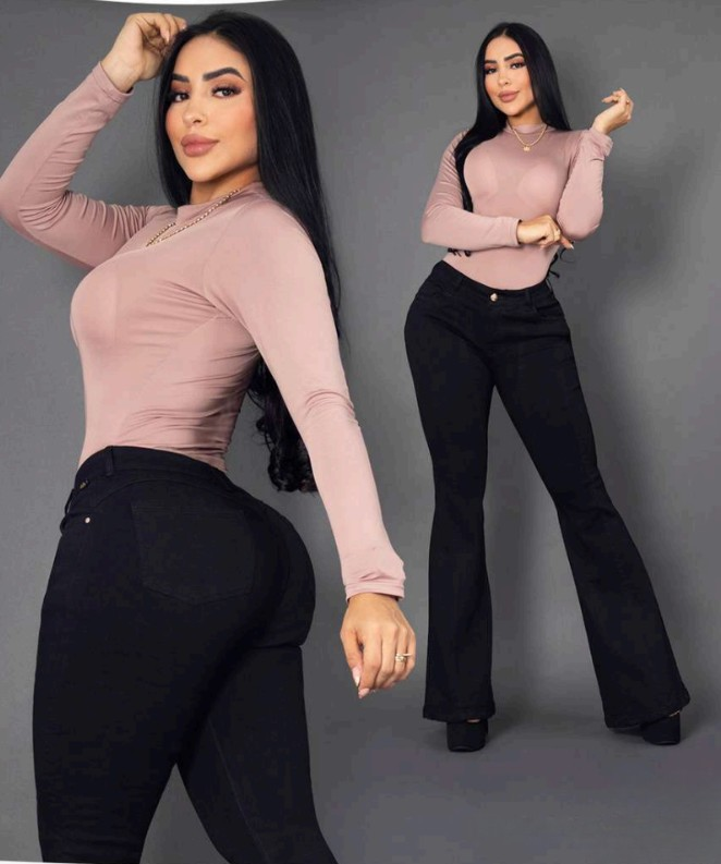 Modelo posando con jeans de corte flare (bota campana) en tono negro, con tiro alto y ajuste ceñido en los muslos que se ensancha hacia abajo.