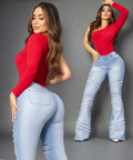 Modelo posando con jeans de corte flare (bota campana) en tono azul claro, con tiro alto y ajuste ceñido en los muslos que se ensancha hacia abajo.
