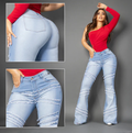 Modelo posando con jeans de corte flare (bota campana) en tono azul claro, con tiro alto y ajuste ceñido en los muslos que se ensancha hacia abajo.