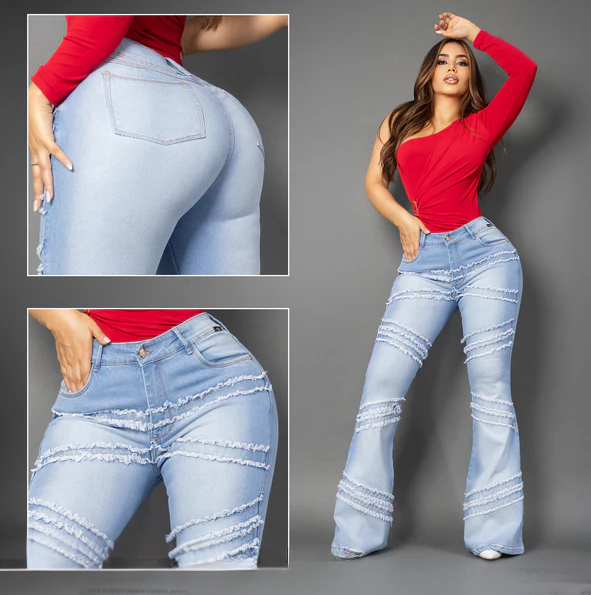 Modelo posando con jeans de corte flare (bota campana) en tono azul claro, con tiro alto y ajuste ceñido en los muslos que se ensancha hacia abajo.