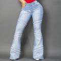 Modelo posando con jeans de corte flare (bota campana) en tono azul claro, con tiro alto y ajuste ceñido en los muslos que se ensancha hacia abajo.