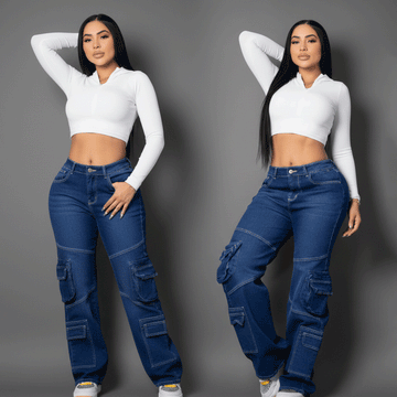 Vistas frontales de unos jeans cargo en denim azul oscuro con costuras blancas en contraste, múltiples bolsillos utilitarios en las piernas y corte de bota ancha.