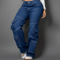 Vistas frontales de unos jeans cargo en denim azul oscuro con costuras blancas en contraste, múltiples bolsillos utilitarios en las piernas y corte de bota ancha.