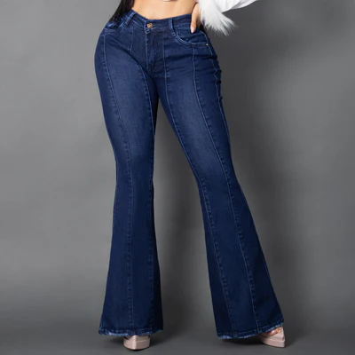 Primer plano de jeans colombianos bota campana en denim azul oscuro, destacando las costuras verticales frontales que nacen desde la cintura para alargar la silueta y el tiro alto ajustado.