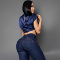 Modelo posando con Jean Colombiano Vengi Fit azul oscuro tiro alto levanta cola stretch con bolsillos