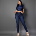 Modelo posando con Jean Colombiano Vengi Fit azul oscuro tiro alto levanta cola stretch con bolsillos