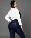 Modelo posando con Jean Colombiano Vengi Fit azul oscuro tiro alto levanta cola y cierre dorado de lujo