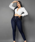 Modelo posando con Jean Colombiano Vengi Fit azul oscuro tiro alto levanta cola