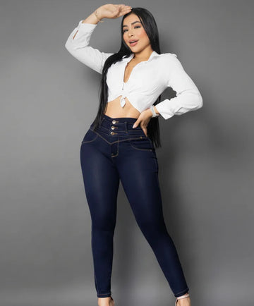 Modelo posando con Jean Colombiano Vengi Fit azul oscuro tiro alto levanta cola