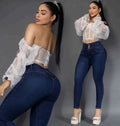 Modelo posando con Jean Colombiano Vengi Fit azul oscuro tiro alto levanta cola stretch
