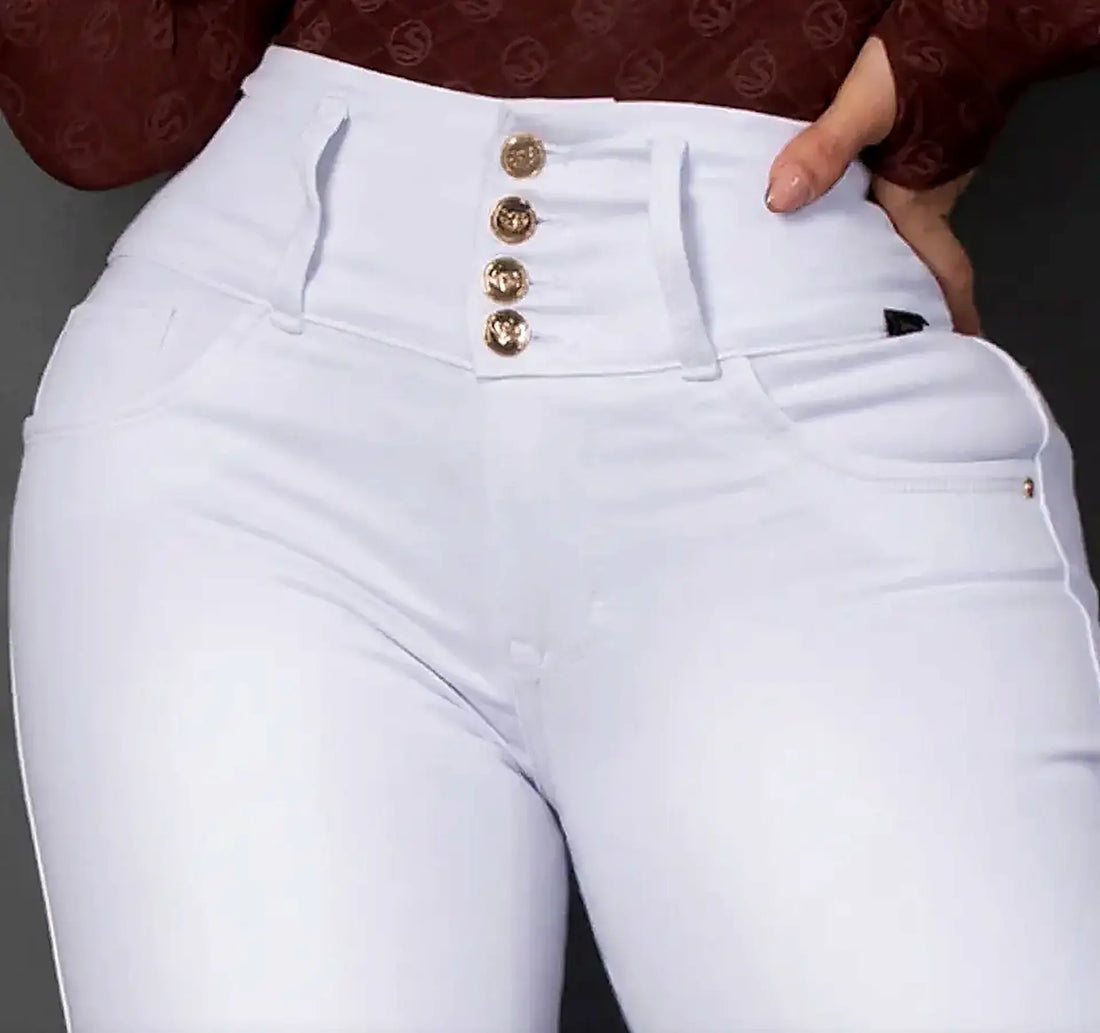 Modelo posando con Jean Colombiano Vengi Fit blanco tiro alto botones dorados levanta cola stretch