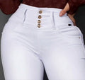 Modelo posando con Jean Colombiano Vengi Fit blanco tiro alto botones dorados levanta cola stretch