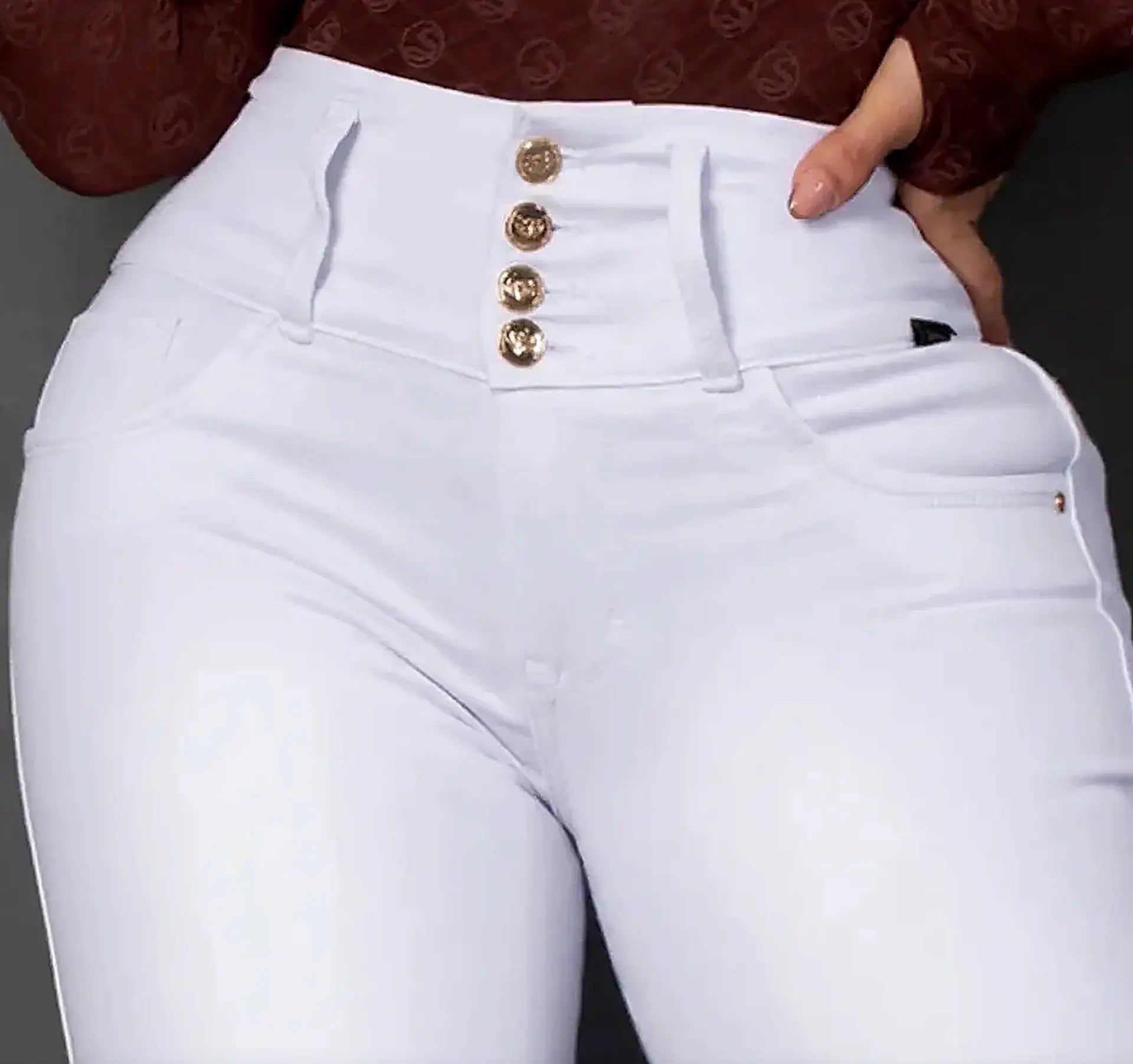 Modelo posando con Jean Colombiano Vengi Fit blanco tiro alto botones dorados levanta cola stretch