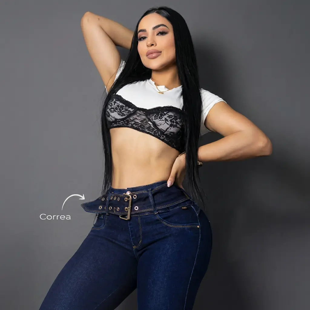 Una modelo de Vengi Fit posa con unos jeans de lavado oscuro de talle alto con un cinturón integrado y un detalle decorativo en la pretina.