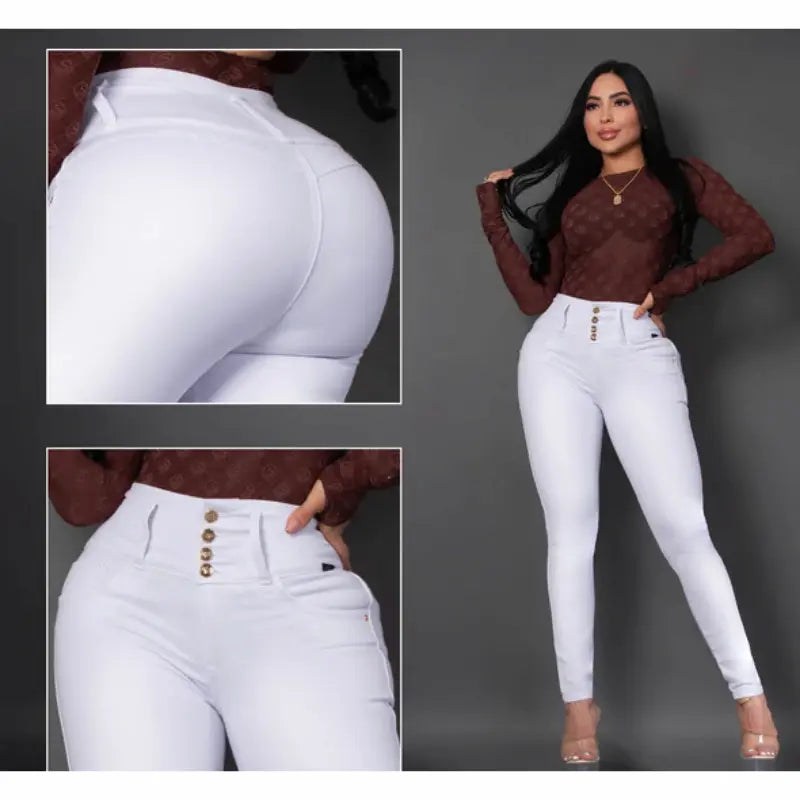 Modelo posando con Jean Colombiano Vengi Fit blanco tiro alto botones dorados levanta cola stretch
