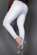 Modelo posando con Jean Colombiano Vengi Fit blanco tiro alto botones dorados levanta cola stretch