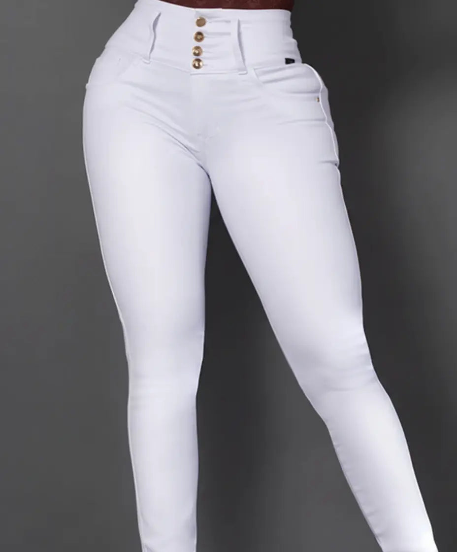 Modelo posando con Jean Colombiano Vengi Fit blanco tiro alto botones dorados levanta cola stretch